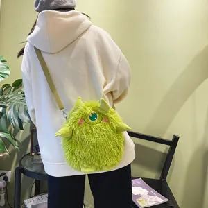 Grüne Plüsch Monster Umhängetasche Detail, süße pelzige Cartoon Schultasche für Mädchen.