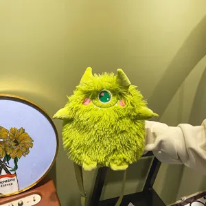 Detailansicht der niedlichen grünen Plüsch Monster Umhängetasche mit weicher Textur.