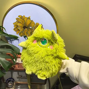 Niedliche grüne Plüsch Monster Umhängetasche, flauschiges 3D Design mit bestickten Augen und weich.