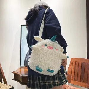 Flauschige Pluesch Monster Umhaengetasche fuer Maedchen, suesse kawaii Schultertasche Detail.