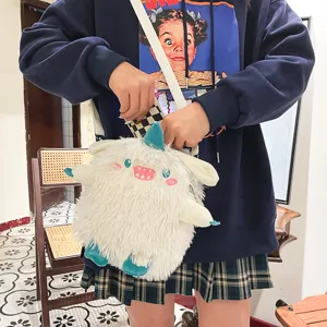 Detailansicht der niedlichen flauschigen Monster Umhängetasche mit weicher Plüschtextur.