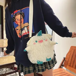 Nahaufnahme der süßen Plüsch Monster Umhängetasche mit weichem Material und lustigen Details.