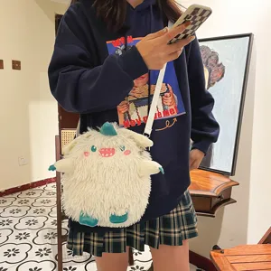 Süße japanische Plüsch Monster Umhängetasche mit flauschiger Textur und lustiger Stickerei.
