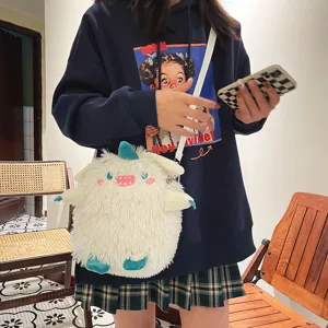 Niedliche Plüsch Monster Umhängetasche für Damen, flauschiges 3D Design, süßer japanischer Stil.