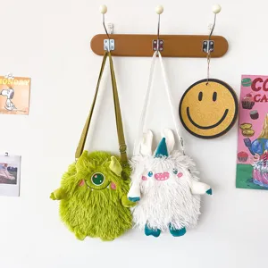 Plüsch Monster Umhängetasche Detail zeigt niedliches pelziges Design mit Stickerei.