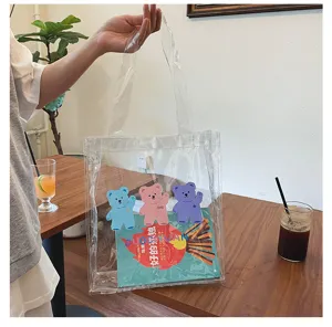 Transparente PVC Tasche mit bunten Cartoon Baren Print, ideale Schultertasche fur Studentin.