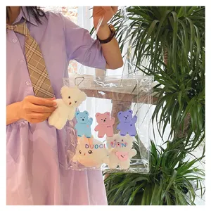 Detailansicht der klaren PVC Tragetasche mit süßen Cartoon Bären Prints und Plüschfiguren.