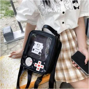 Vista detallada de la mochila de PU con ventana transparente y parches kawaii y correas.