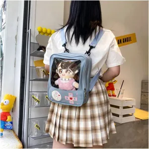 Vista detallada de la linda mochila de PU transparente estilo japonés con ventana de muñeca.