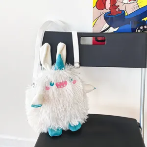 Flauschige weiße Plüsch Monster Umhängetasche Detail, süße japanische Tasche für Mädchen.