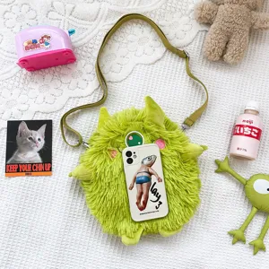 Niedliche japanische Plüsch Monster Umhängetasche, flauschiges Cartoon Design, weiches Accessoire.