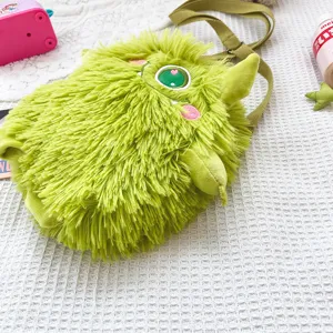Detailansicht der niedlichen grünen flauschigen Monster Umhängetasche mit weichem Plüsch.