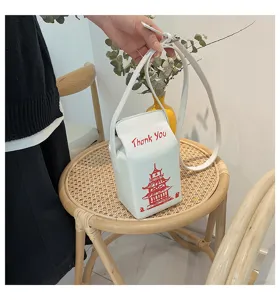 Vista dettagliata della borsa a tracolla bianca a forma di bricco latte con pagoda.