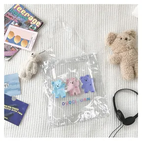Süße japanische transparente Schultertasche mit buntem Bärenmuster, Detailansicht.