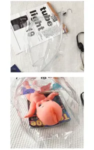 Nahaufnahme des transparenten PVC-Umhängetaschendetails mit niedlichem Bären-Druck im Alltag.