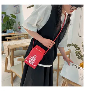 Dettaglio borsa a tracolla in pelle PU rossa con stampa pagoda cinese e ricamo Thank You.