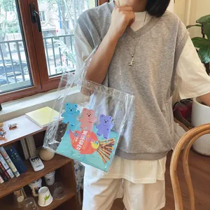 Detailansicht der niedlichen transparenten Tasche aus klarem PVC mit bunten Bärenmotiven.