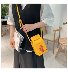 Borsa a tracolla in PU con stampa pagoda stile cinese, borsa gialla spalla dettaglio.
