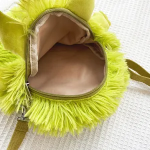 Niedliche grüne Plüsch Monster Umhängetasche mit flauschiger Textur und Reißverschlusstasche