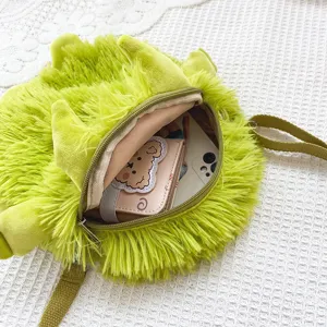 Detaillierte Nahaufnahme der grünen flauschigen Monster Umhängetasche mit geräumigem Innenraum.