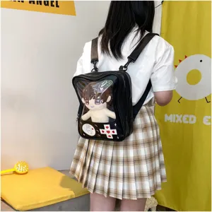 Vista detallada de la mochila de cuero sintético transparente estilo consola de juegos.