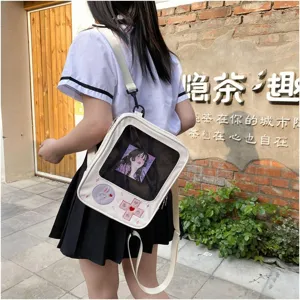 Vista detallada de la mochila Ita de PU blanca con ventana transparente y diseño de gamepad.