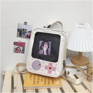 Vista en detalle de mochila PU estilo mando de juego con ventana transparente y parches.