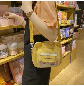 Gelbe süße Bären Umhängetasche Detail, mit Segeltuchmaterial und niedlichen Bärenohren und Tasche.