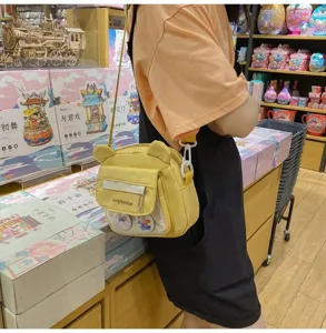 Süße japanische Vintage gelbe Bär Umhängetasche, süßes Mädchen Student Umhängetasche Detail.