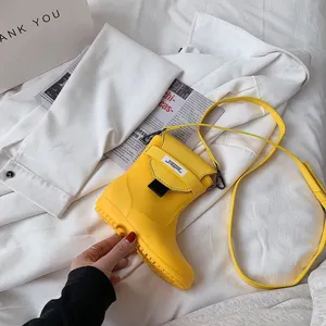 Sac bandouliere creatif en forme de botte de pluie jaune, joli sac de mode tendance.