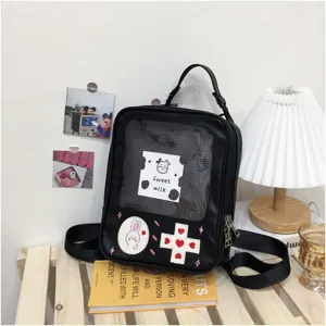 Detalle en primer plano de una mochila negra transparente de PU con ventana de estilo lindo.