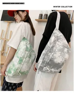 Comoda borsa a tracolla in tela con fantasia tie-dye alla moda, ideale per look streetwear.