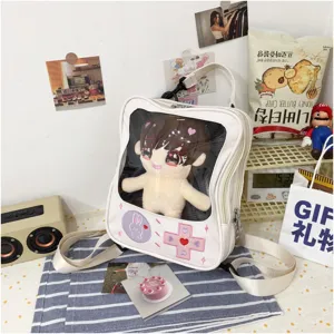 Vista detallada de mochila transparente PU blanca con diseño de mandos y linda muñeca de peluche.