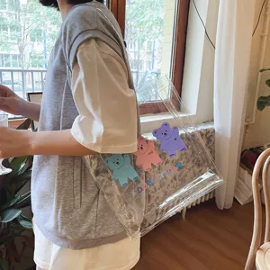Detailansicht einer klaren PVC Umhängetasche mit süßen bunten Cartoon Bären Aufdrucken.