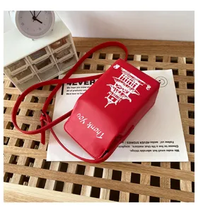 Borsa a tracolla rossa in pelle PU per telefono con stampa pagoda e tracolla.