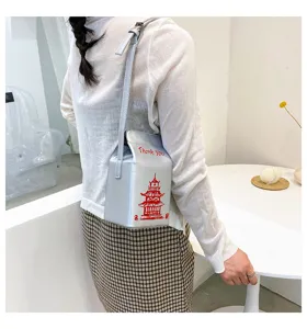 Borsa a tracolla in pelle PU argentata, forma cartone di latte con pagoda cinese e stampa.