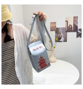 Vista dettagliata di una borsa a tracolla in pelle PU blu chiaro con stampa a pagoda.