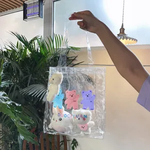 Transparente PVC-Tragetasche mit niedlichen Cartoon-Bären-Prints und Plüschanhängern, lässige Tasche.