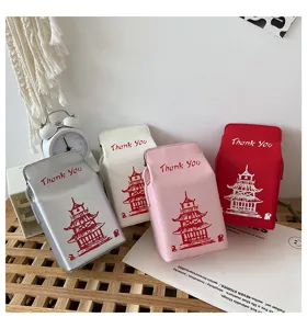 Graziosa borsa a tracolla in ecopelle PU a forma di cartone di latte con stampa pagoda.