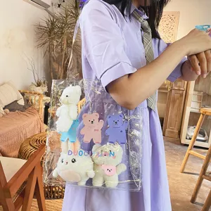 Detailansicht der niedlichen transparenten Schultertasche mit Plüschbären und bunten Prints