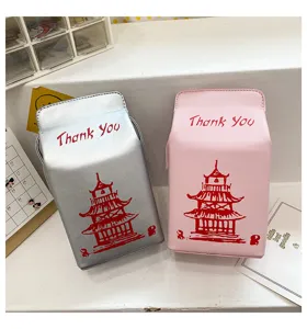 Dettaglio borsa a tracolla in PU a forma di cartone di latte, stampa pagoda, argento e rosa.
