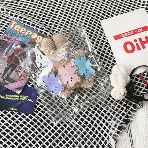 Niedliche japanische transparente Umhängetasche mit Plüschbär und bunten Clips für Studenten.