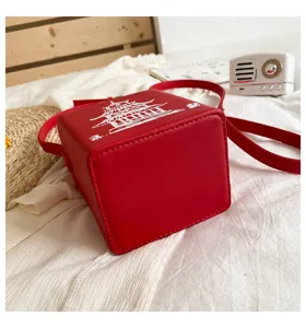 Dettaglio della borsa a tracolla in ecopelle rossa con stampa di pagoda cinese.