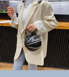 Modische Damen Umhängetasche in Basketballform, coole PU Leder Handtasche mit Kette.