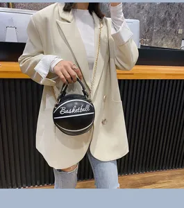 Detailansicht der kreativen Basketball-Umhängetasche mit schwarzem Design und edler Kette.