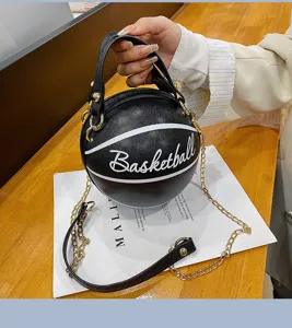 Nahaufnahme des kreativen basketballförmigen Umhängetaschendetails in Schwarz mit Goldkette.