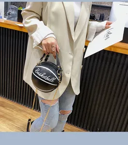 Detailaufnahme einer kreativen, basketballförmigen Umhängetasche für moderne Damen.
