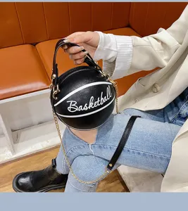 Detailaufnahme der kreativen schwarzen Basketball-Handtasche mit Kette und Print.