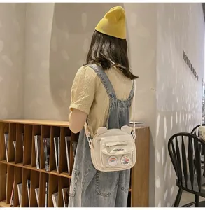 Niedliche Bärenohren Segeltuch Umhängetasche Detailaufnahme, Vintagestil Schülertasche.