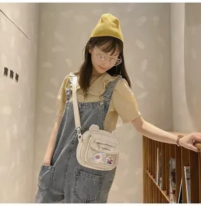 Detailansicht der süßen Vintage Bären Canvas Umhängetasche im stylischen Alltagsoutfit.